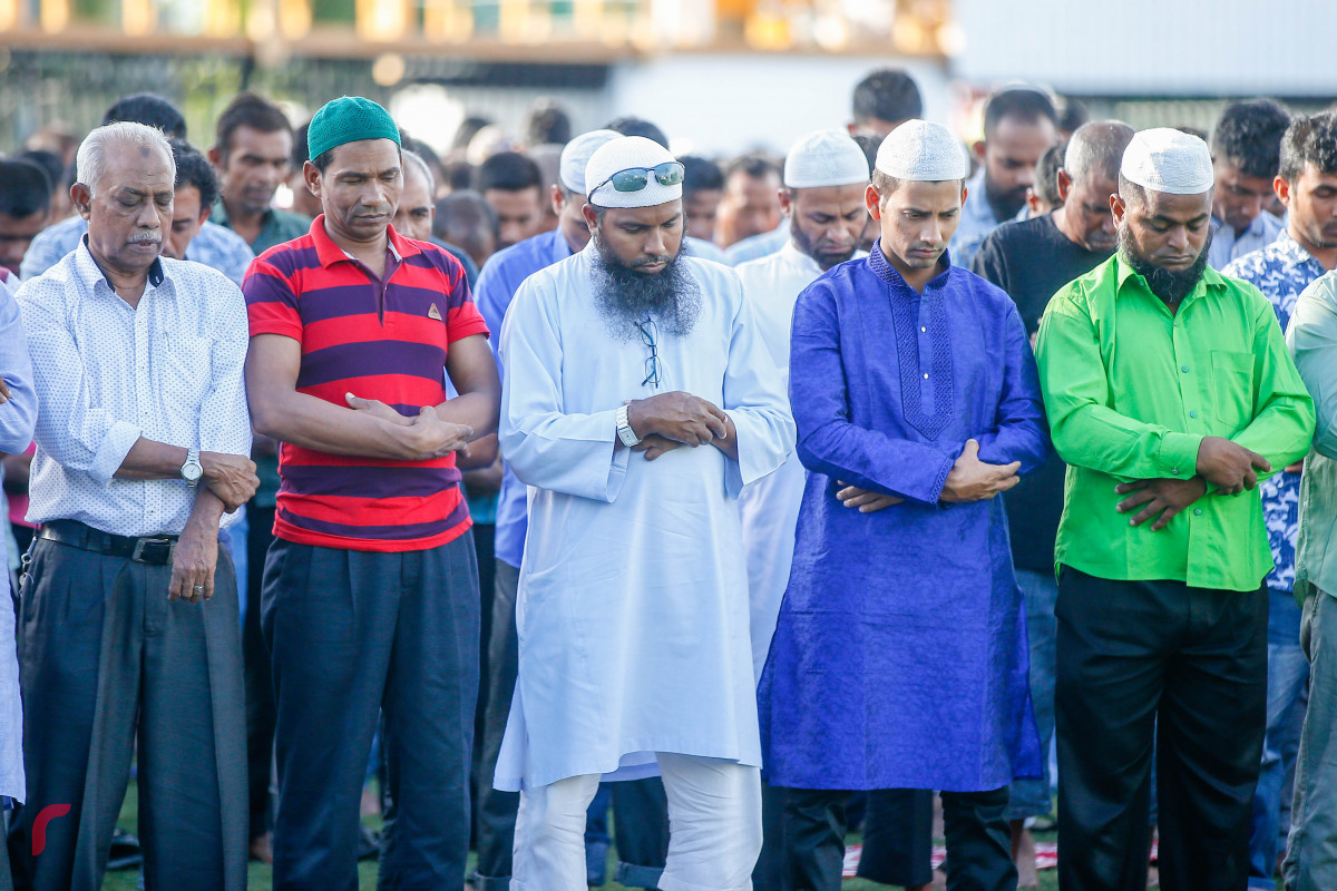 ޖޫން 15، 2018: 1439 ވަނަ އަހަރުގެ ފިތުރު ޢީދު ނަމާދު މާފަންނު ސްޓޭޑިއަމްގައި ކުރަނީ، ބޮޑު ޖަމާއަތުގައި ގިނަ އަދަދެއްގެ މީހުން ވަނީ ބައިވެރިވެފައި -- ފޮޓޯ: މުހައްމަދު ޝަރުހާން / ރާާއްޖެ އެމްވީ