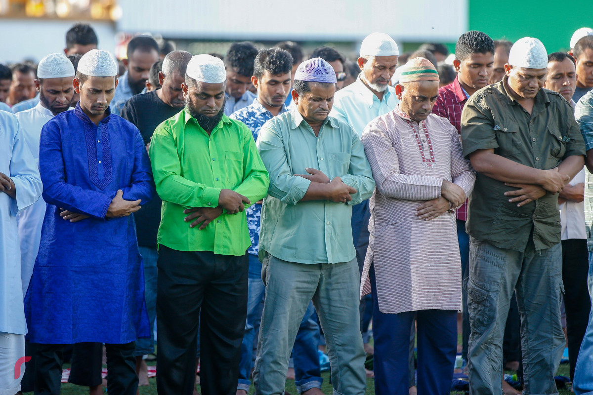 ޖޫން 15، 2018: 1439 ވަނަ އަހަރުގެ ފިތުރު ޢީދު ނަމާދު މާފަންނު ސްޓޭޑިއަމްގައި ކުރަނީ، ބޮޑު ޖަމާއަތުގައި ގިނަ އަދަދެއްގެ މީހުން ވަނީ ބައިވެރިވެފައި -- ފޮޓޯ: މުހައްމަދު ޝަރުހާން / ރާާއްޖެ އެމްވީ