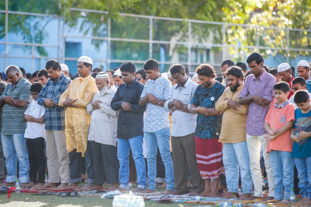 ޖޫން 15، 2018: 1439 ވަނަ އަހަރުގެ ފިތުރު ޢީދު ނަމާދު މާފަންނު ސްޓޭޑިއަމްގައި ކުރަނީ، ބޮޑު ޖަމާއަތުގައި ގިނަ އަދަދެއްގެ މީހުން ވަނީ ބައިވެރިވެފައި -- ފޮޓޯ: މުހައްމަދު ޝަރުހާން / ރާާއްޖެ އެމްވީ