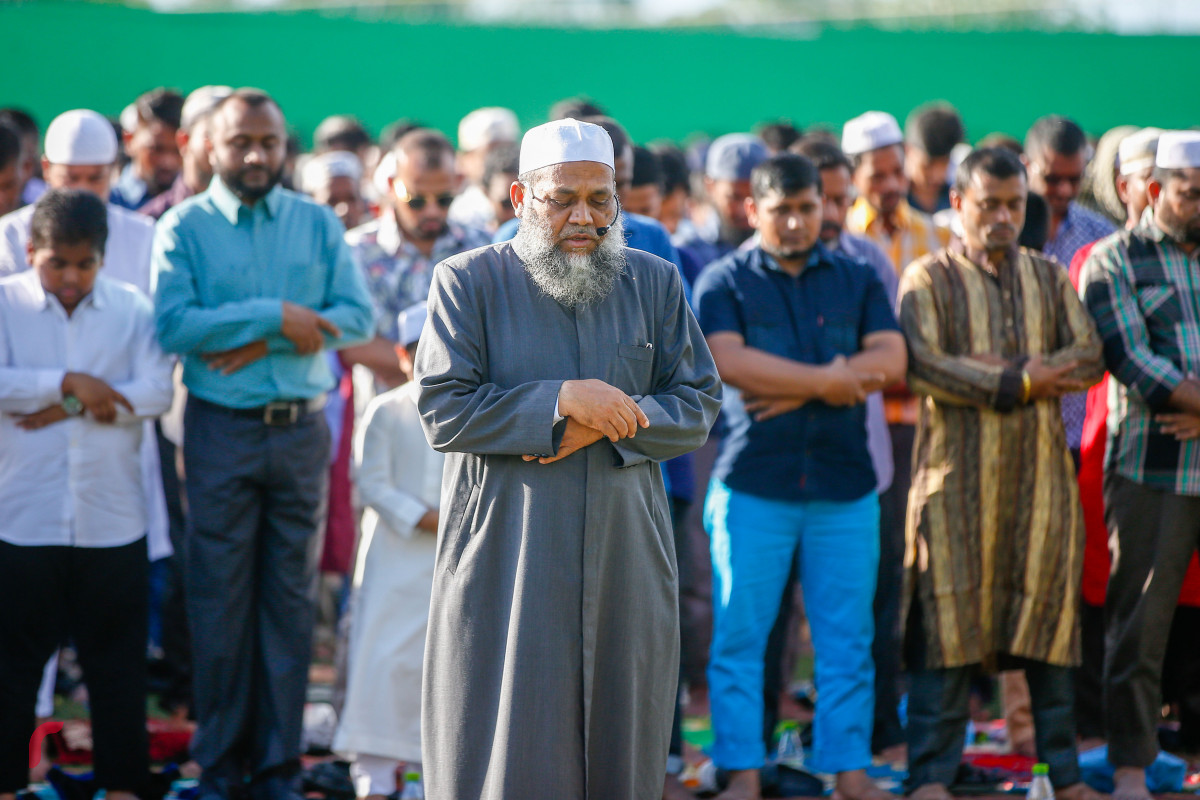 ޖޫން 15، 2018: 1439 ވަނަ އަހަރުގެ ފިތުރު ޢީދު ނަމާދު މާފަންނު ސްޓޭޑިއަމްގައި ކުރަނީ، ބޮޑު ޖަމާއަތުގައި ގިނަ އަދަދެއްގެ މީހުން ވަނީ ބައިވެރިވެފައި -- ފޮޓޯ: މުހައްމަދު ޝަރުހާން / ރާާއްޖެ އެމްވީ