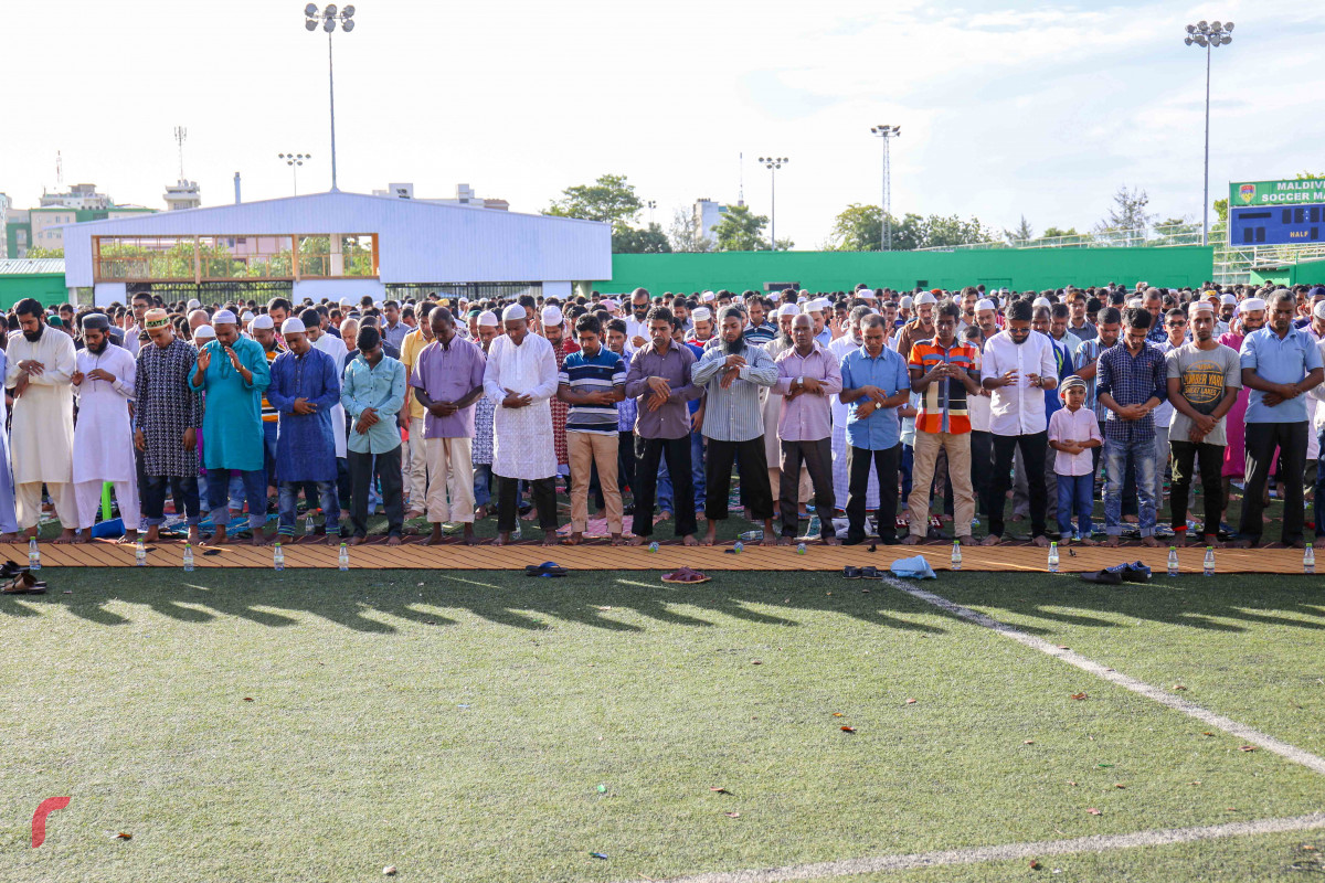 ޖޫން 15، 2018: 1439 ވަނަ އަހަރުގެ ފިތުރު ޢީދު ނަމާދު މާފަންނު ސްޓޭޑިއަމްގައި ކުރަނީ، ބޮޑު ޖަމާއަތުގައި ގިނަ އަދަދެއްގެ މީހުން ވަނީ ބައިވެރިވެފައި -- ފޮޓޯ: މުހައްމަދު ޝަރުހާން / ރާާއްޖެ އެމްވީ