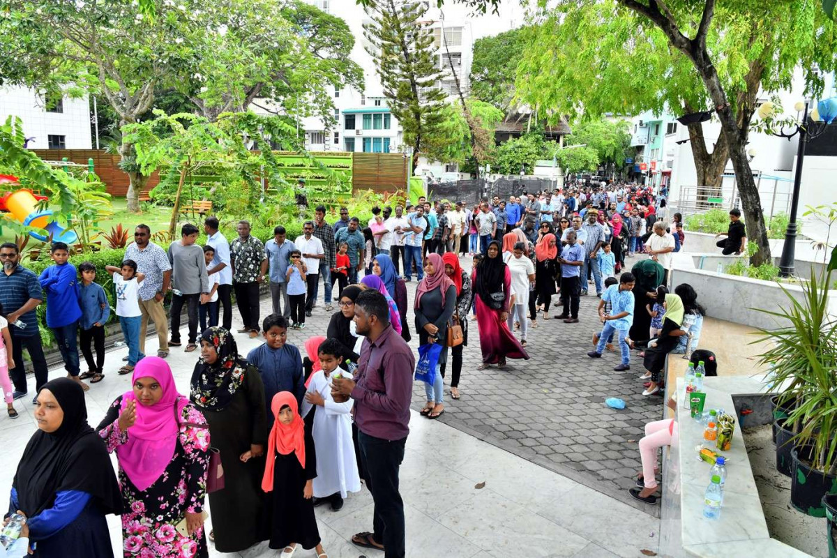 ޖޫން 15، 2018: 1439 ވަނަ އަހަރުގެ ފިޠުރު ޢީދުގެ މުނާސަބަތުގައި ޢީދުގެ ތަހުނިޔާ ވިދާޅުވުމަށް ރައީސުލްޖުމްހޫރިއްޔާގެ ދެކަނބަލުންގެ އަރިހަށް ވަޑައިގެންނެވި ބޭފުޅުން އީދު ސަލާމް ކުރެއްވުމަށް ކިޔޫ ހަދާފައި