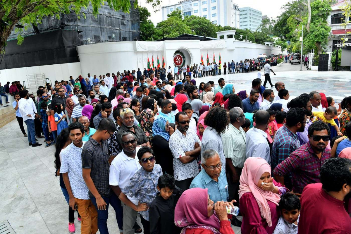 ޖޫން 15، 2018: 1439 ވަނަ އަހަރުގެ ފިޠުރު ޢީދުގެ މުނާސަބަތުގައި ޢީދުގެ ތަހުނިޔާ ވިދާޅުވުމަށް ރައީސުލްޖުމްހޫރިއްޔާގެ ދެކަނބަލުންގެ އަރިހަށް ވަޑައިގެންނެވި ބޭފުޅުން އީދު ސަލާމް ކުރެއްވުމަށް ކިޔޫ ހަދާފައި