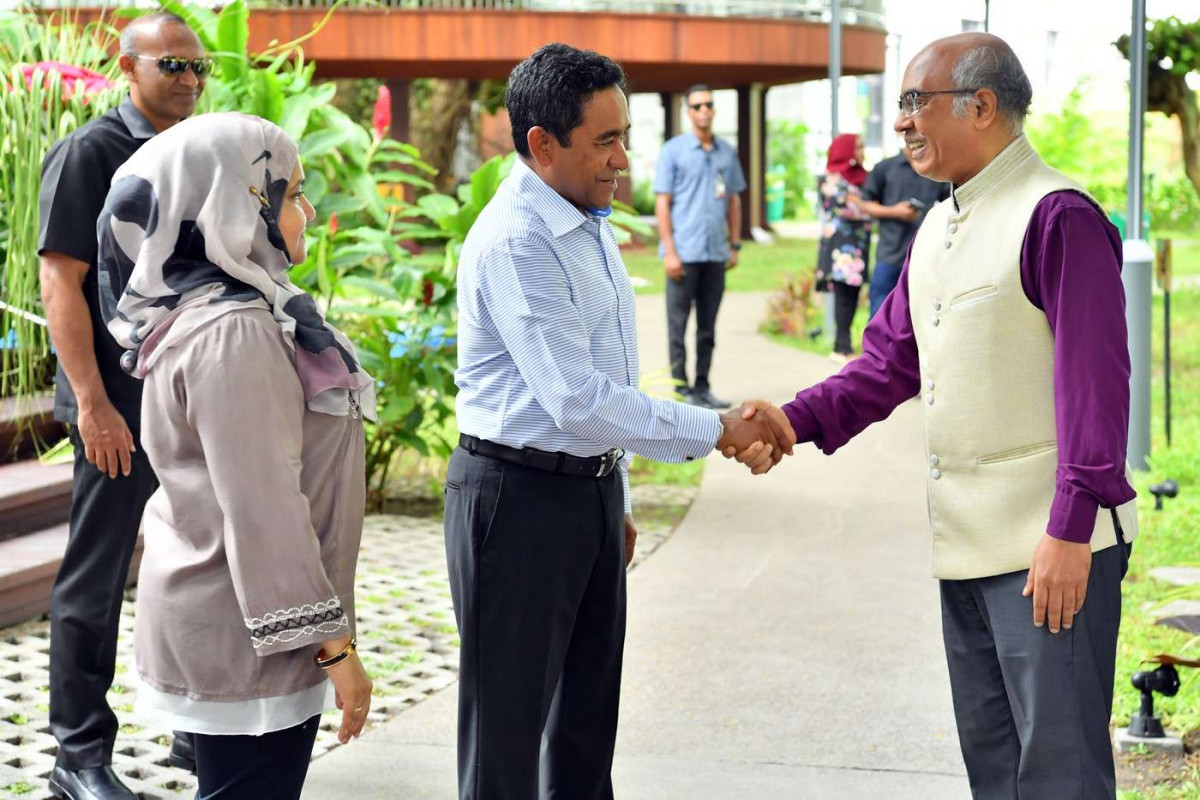 ޖޫން 15، 2018: 1439 ވަނަ އަހަރުގެ ފިޠުރު އީދުގެ މުނާސާބުގައި ރައީސުލްޖުމްހޫރިއްޔާގެ ދެކަނބަލުން އީދު ސަލާމް ކުރެއްވުމުގެ ތެރެއިން އިންޑިއާއިން ރާއްޖެއަށް ކަނޑައަޅުއްވާފައި ހުންނަވާ ސަފީރު ހިޒް އެކްސެލެންސީ އަކިލެޝް މިޝްރާ ރައީސްގެ ދެކަނބަލުންނާއި ސަލާމް ކުރައްވަނީ