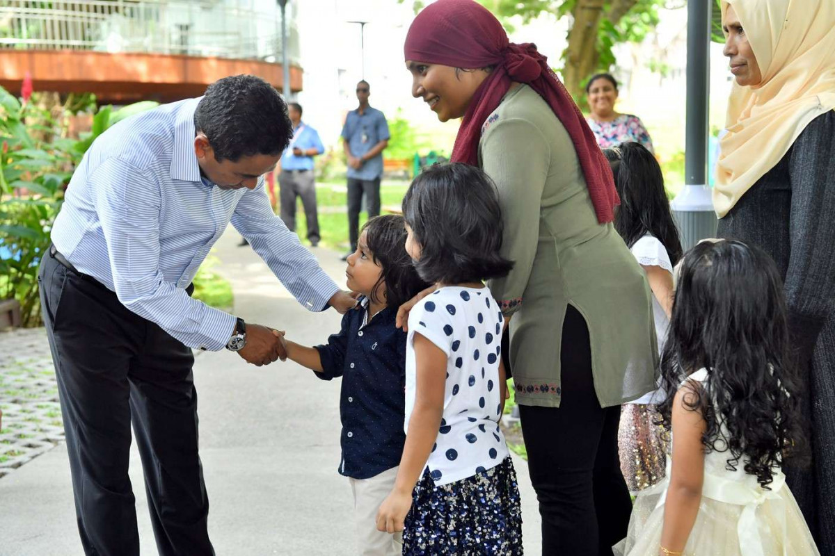 ޖޫން 15، 2018: 1439 ވަނަ އަހަރުގެ ފިތުރު ޢީދު ދުވަހުގެ މުނާއްސަބަތުގައި ރައީސްގެ ދެކަނބަލުން ޢީދު ސަލާމް ކުރެއްވުމުގެ ކުރިން ތުއްތު ކުއްޖަކާއި ރައީސް ޔާމީން ސަލާމް ކުރައްވަނީ، މި ހަރަކާތުގައި ގިނަ އަދަދެއްގެ ކުޑަކުދިން ބައިވެރިވިއިރު އެކުދިންނަށް ވަނީ އީދު ހާދިޔާ ވެސް ދީފައި