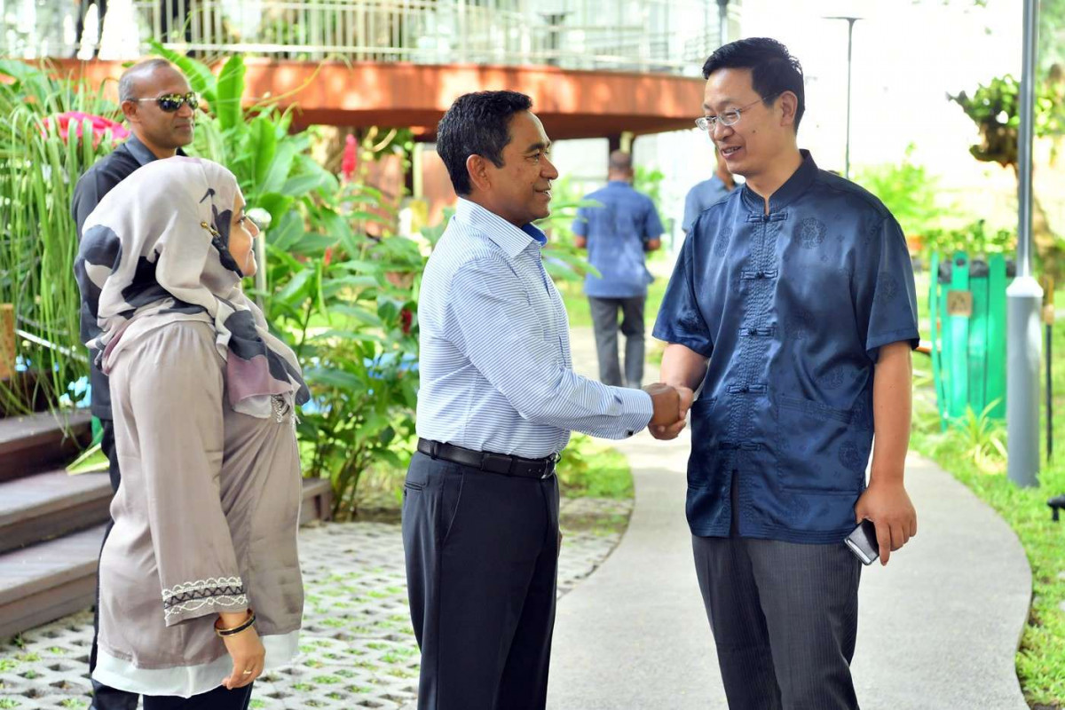 ޖޫން 15، 2018: 1439 ވަނަ އަހަރުގެ ފިޠުރު އީދުގެ މުނާސާބުގައި ރައީސުލްޖުމްހޫރިއްޔާގެ ދެކަނބަލުން އީދު ސަލާމް ކުރެއްވުމުގެ ތެރެއިން ޗައިނާއިން ރާއްޖެއަށް ކަނޑައަޅުއްވާފައި ހުންނަވާ ސަފީރު ހިޒް އެކްސެލެންސީ ޚާން ލިޒޯންގ ރައީސްގެ ދެކަނބަލުންނާއި ސަލާމްކުރައްވަނީ