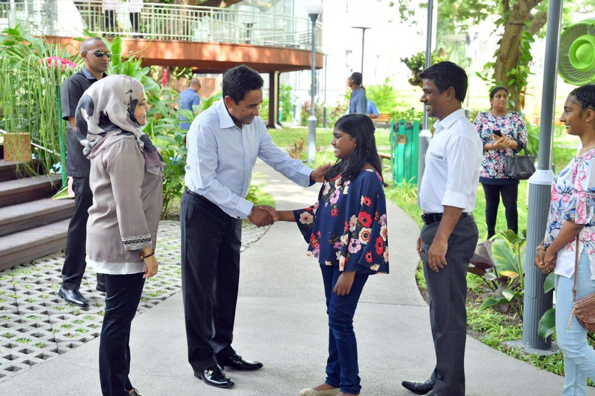 ޖޫން 15، 2018: 1439 ވަނަ އަހަރުގެ ފިޠުރު ޢީދު ދުވަހުގެ މުނާސަބަތުގައި ރައީސްގެ ދެކަނބަލުންނާއި ހެލްތު މިނިސްޓަރަ މުހައްމަދު ނާޒިމްގެ ދަރިކަނބަލުން ސަލާމްކުރައްވަނީ، ރަސްރަނި ބަގީޗާގައި ކުރިއަށްގެންދިޔަ މި ހަރަކާތުގައި ގިނަ އަދަދެއްގެ ފަރާތްތަކުން ބައިވެރިވެވަޑައިގެން ރައީސްގެ ދެކަނބަލުންނާއި ޢީދު ސަލާމް ކުރެއްވި