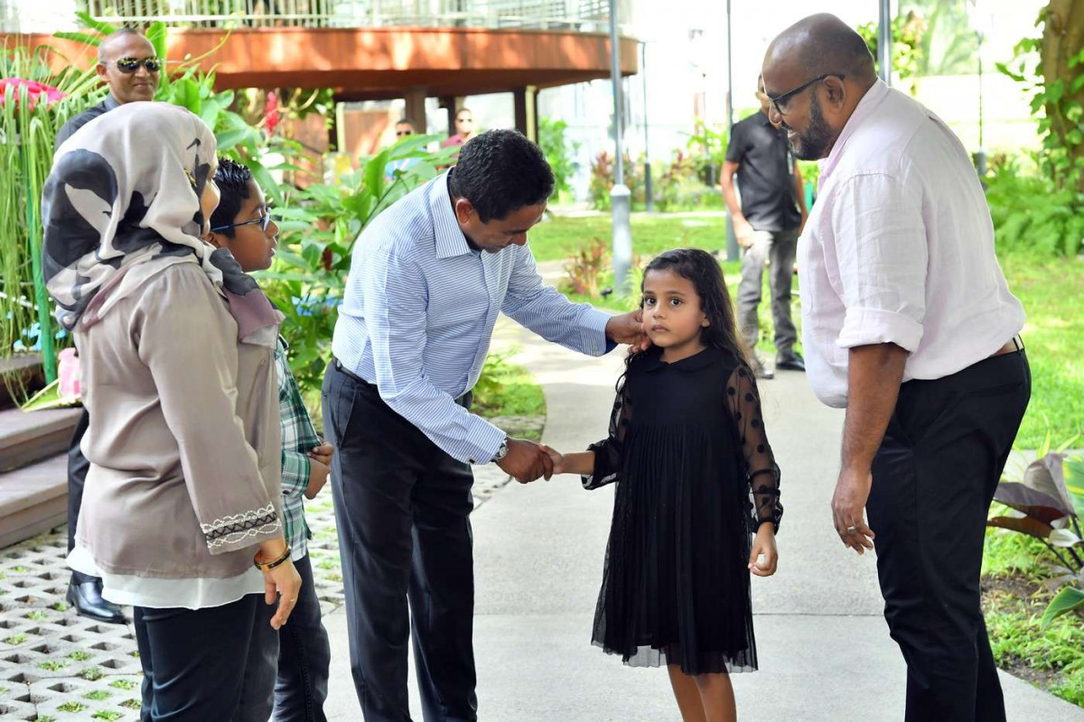 ޖޫން 15، 2018: 1439 ވަނަ އަހަރުގެ ފިޠުރު ޢީދުގެ މުނާސަބަތުގައި ރައީސްގެ ދެކަނބަލުން ޢީދު ސަލާމް ކުރައްވަނީ، ރަސްރަނި ބަގީޗާގައި ކުރިއަށްގެންދިޔަ މި ހަރަކާތުގައި ގިނަ އަދަދެއްގެ ފަރާތްތަކުން ބައިވެރިވެވަޑައިގެން ރައީސްގެ ދެކަނބަލުންނާއި ޢީދު ސަލާމް ކުރެއްވި