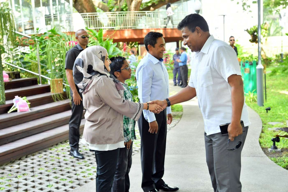 ޖޫން 15، 2018: 1439 ވަނަ އަހަރުގެ ފިޠުރު ޢީދު ދުވަހުގެ މުނާސަބަތުގައި ޗީފް އޮފް ޑިފެންސް ފޯސް މޭޖާ ޖެނެރަލް މުހައްމަދު ޝިޔާމް ރައީސްގެ ދެކަނބަލުންނާއި ޢީދު ސަލާމް ކުރައްވަނީ،