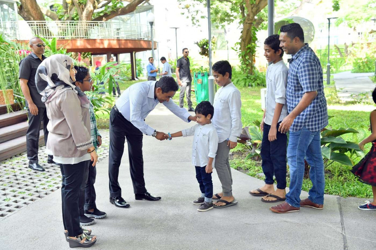 ޖޫން 15، 2018: 1439 ވަނަ އަހަރުގެ ފިތުރު ޢީދު ދުވަހުގެ މުނާއްސަބަތުގައި ރައީސްގެ ދެކަނބަލުން ޢީދު ސަލާމް ކުރެއްވުމުގެ ކުރިން ތުއްތު ކުއްޖަކާއި ރައީސް ޔާމީން ސަލާމް ކުރައްވަނީ، މި ހަރަކާތުގައި ގިނަ އަދަދެއްގެ ކުޑަކުދިން ބައިވެރިވިއިރު އެކުދިންނަށް ވަނީ އީދު ހާދިޔާ ވެސް ދީފައި