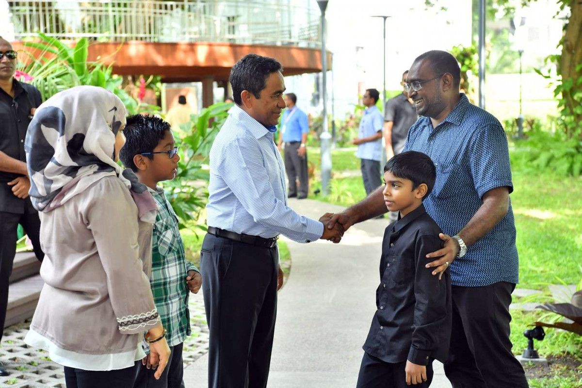 ޖޫން 15، 2018: 1439 ވަނަ އަހަރުގެ ފިޠުރު ޢީދުގެ މުނާސަބަތުގައި ރައީސްގެ ދެކަނބަލުން ޢީދު ސަލާމް ކުރައްވަނީ، ރަސްރަނި ބަގީޗާގައި ކުރިއަށްގެންދިޔަ މި ހަރަކާތުގައި ގިނަ އަދަދެއްގެ ފަރާތްތަކުން ބައިވެރިވެވަޑައިގެން ރައީސްގެ ދެކަނބަލުންނާއި ޢީދު ސަލާމް ކުރެއްވި