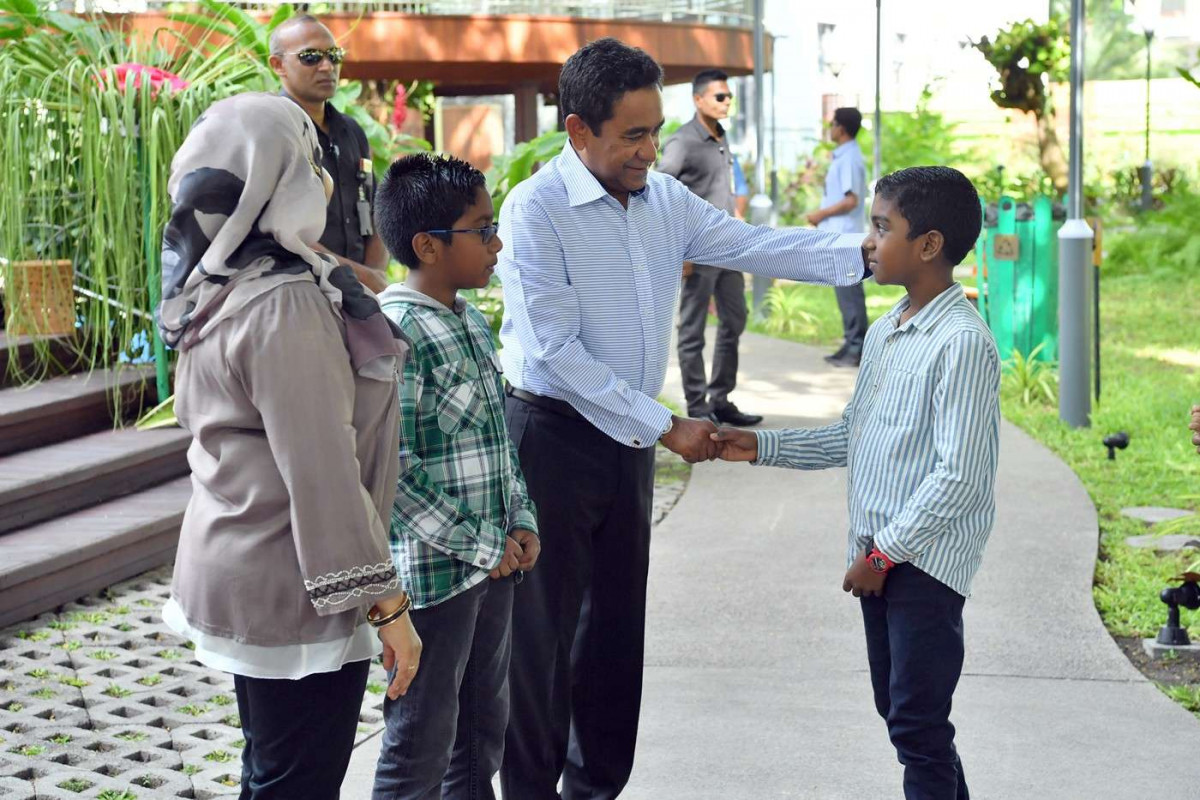 ޖޫން 15، 2018: 1439 ވަނަ އަހަރުގެ ފިޠުރު ޢީދުގެ މުނާސަބަތުގައި ރައީސްގެ ދެކަނބަލުން ޢީދު ސަލާމް ކުރައްވަނީ، ރަސްރަނި ބަގީޗާގައި ކުރިއަށްގެންދިޔަ މި ހަރަކާތުގައި ގިނަ އަދަދެއްގެ ފަރާތްތަކުން ބައިވެރިވެވަޑައިގެން ރައީސްގެ ދެކަނބަލުންނާއި ޢީދު ސަލާމް ކުރެއްވި