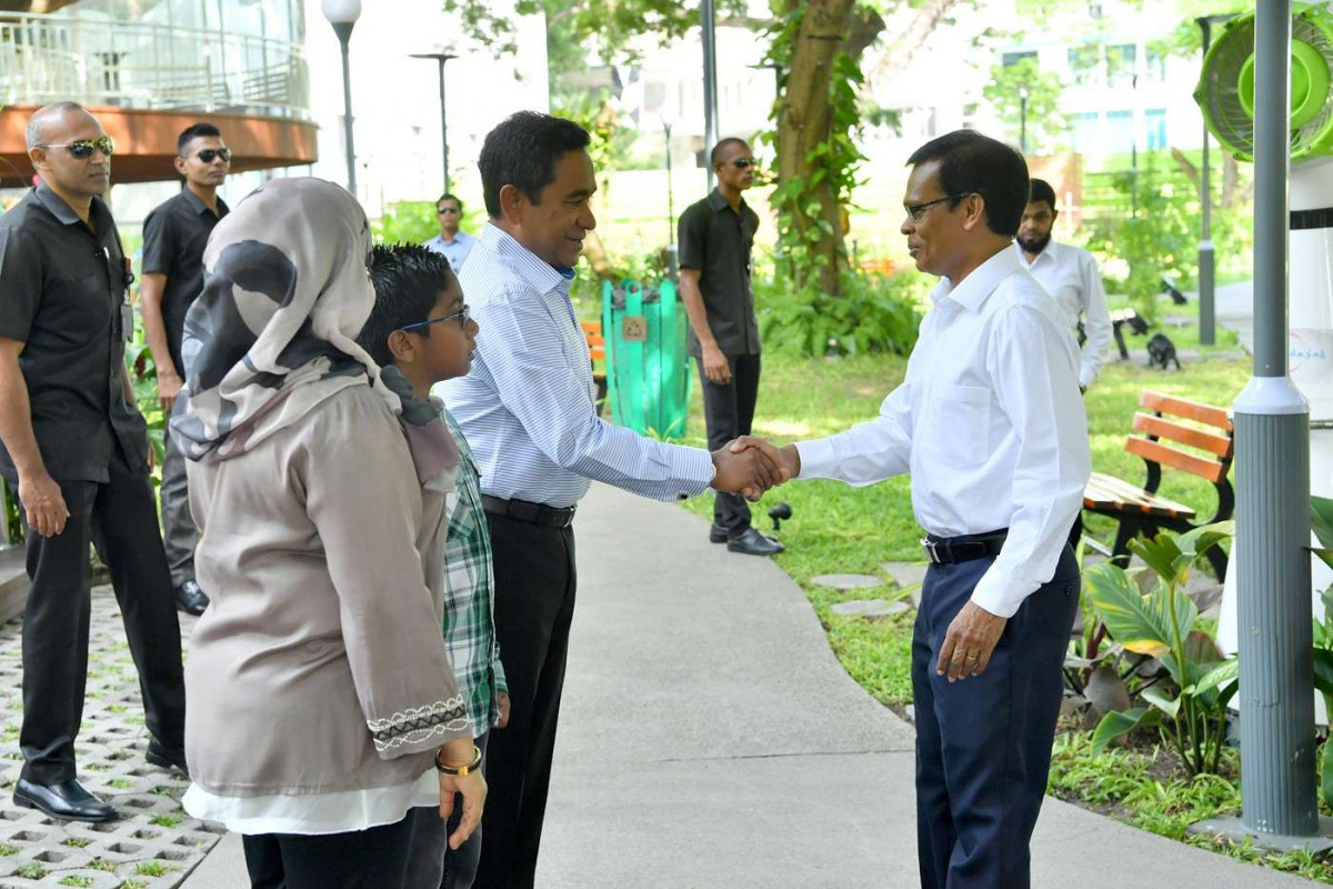 ޖޫން 15، 2018: 1439 ވަނަ އަހަރުގެ ފިޠުރު އީދުގެ މުނާސާބުގައި ރައީސުލްޖުމްހޫރިއްޔާގެ ދެކަނބަލުން އީދު ސަލާމް ކުރެއްވުމުގެ ތެރެއިން ރައްޔިތުންގެ މަޖިލީހުގެ ރައީސް އަބްދުﷲ މަސީހު ރައީސް ޔާމީނާއި ސަލާމް ކުރައްވަނީ