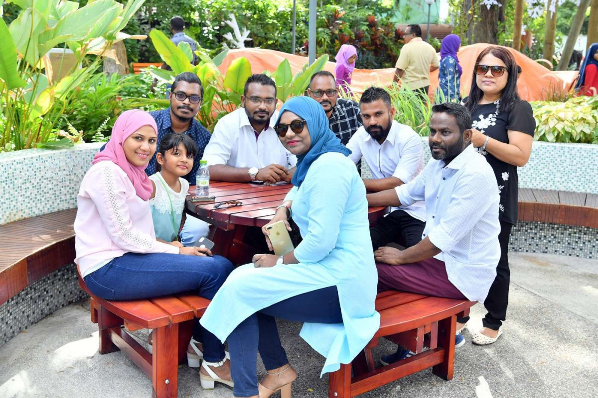 ޖޫން 15، 2018: 1439 ވަނަ އަހަރުގެ ފިޠުރު ޢީދުގެ މުނާސަބަތުގައި ޢީދުގެ ތަހުނިޔާ ވިދާޅުވުމަށް ރައީސުލްޖުމްހޫރިއްޔާގެ ދެކަނބަލުންގެ އަރިހަށް ވަޑައިގެންނެވި ބައެއް ބޭފުޅުން