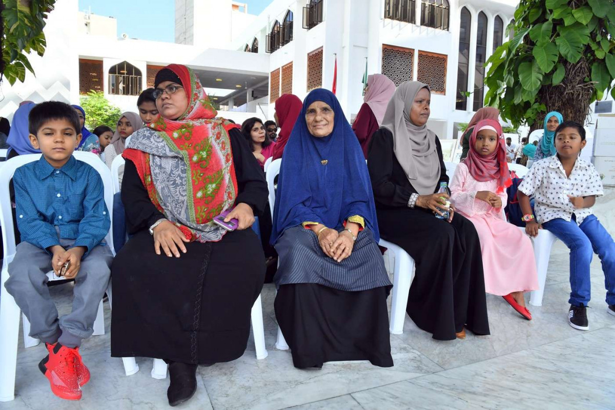 ޖޫން 15، 2018: 1439 ވަނަ އަހަރުގެ ފިޠުރު ޢީދުގެ މުނާސަބަތުގައި ޢީދުގެ ތަހުނިޔާ ވިދާޅުވުމަށް ރައީސުލްޖުމްހޫރިއްޔާގެ ދެކަނބަލުންގެ އަރިހަށް ވަޑައިގެންނެވި ބޭފުޅުން އީދު ސަލާމް ކުރެއްވުމަށް އިސްލާމީ މަރުކަޒުގެ ގޯތި ތެރޭގައި ކިޔޫ ހަދާފައި