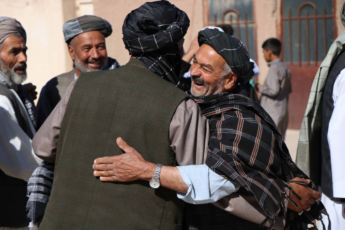 ޖޫން 15، 2018: އަފްގާނިސްތާނުގައި އީދު ނަމާދަށްފަހު މީހުން އެކަކު އަނެކަކާއި ސަލާމްކުރަނީ