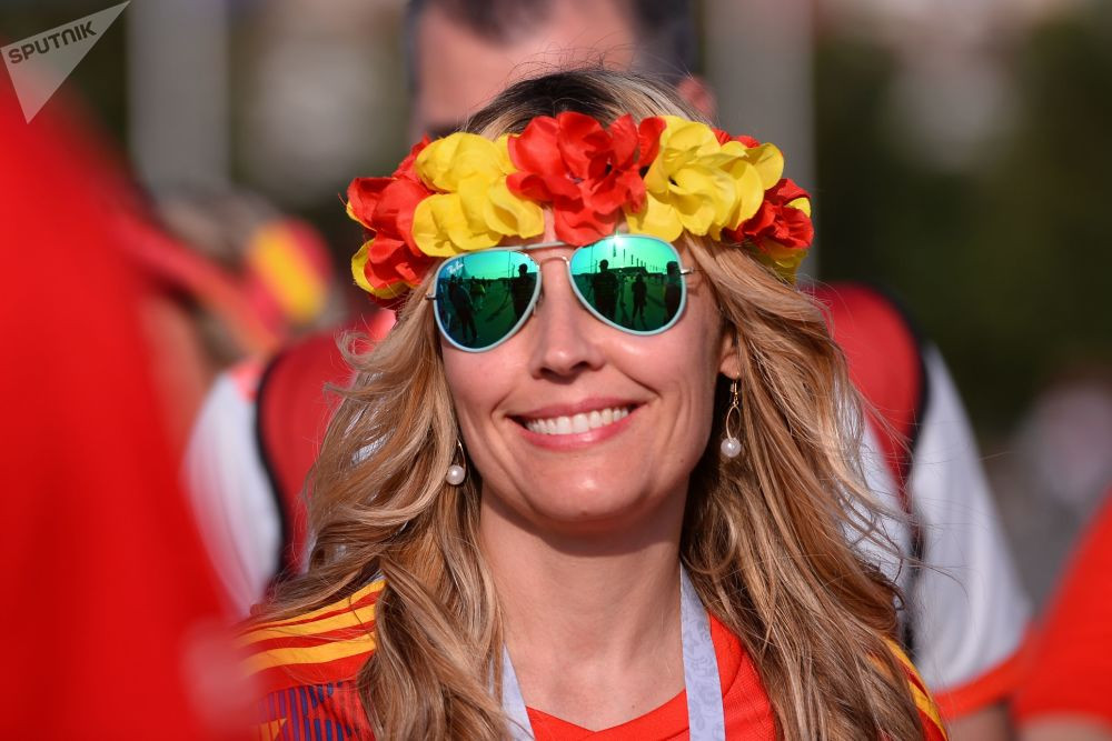 ޕޯޗުގަލް އަދި ސްޕެއިން ބައްދަލުކުރި ގްރޫޕް ފިޔަވަހީގެ މެޗުގެ ކުރިން ޕޯޗުގަލްގެ ސަޕޯޓަރެއް އެގައުމުގެ ކުލަތަކުން ހަދާފައިވާ "ފްލާވަރ ކްރައުން" އެއް އަޅައިގެން ފޮޓޯއަކަށް ހީލައިގެން-- ސްޕަޓްނިކް ނިއުސް