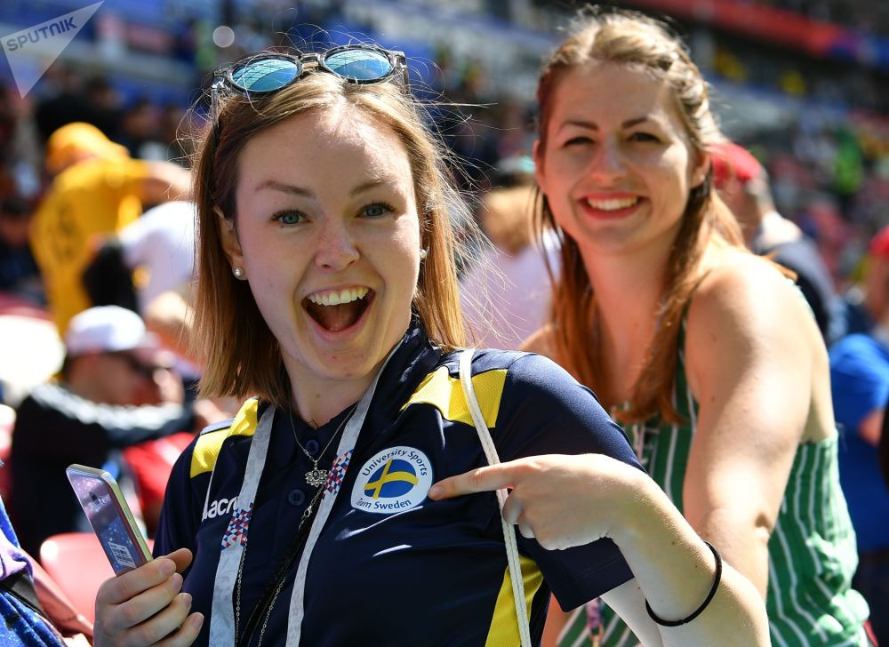 ފްރާންސް އަދި އޮސްޓްރޭލިއާ ގްރޫޕް ފިޔަވަހީގައި ކުޅުނު މެޗުގެ ކުރިން ސަޕޯޓަރެއް ސްވިޑެންއަށް ތާއިދުކުރާކަން ދައްކާލަނީ ހިފަހައްޓާލައިގެން. ބައެއް ސަޕޯޓަރުންނަށް އަމިއްލަ ގައުމު ކުޅޭ މެޗަށް ޓިކެޓް ނުލިބުމުން އެހެން ގައުމުތައް ކުޅޭ މެޗުތަކަށް ވަދެ އަމިއްލަ ގައުމަށް ކުރާ ސަޕޯޓް ދައްކާ. -- ފޮޓޯ: ސްޕަޓްނިކް ނިއުސް