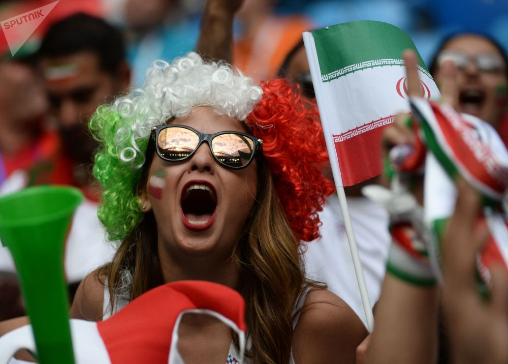 މޮރޮކޯ އަދި އީރާން ގްރޫޕް ފިޔަވަހީގައި ކުޅުނު މެޗުގައި އީރާންްގެ ސަޕޯޓަރެއް އެގައުމަށް ސަޕޯޓްކުރަނީ. އީރާންއަކީ މިފަހަރު އޭޝިއާއިން ވާދަކުރާ ގައުމުތަކުގެ ތެރެއިން އެންމެ ވަރުގަދަ ޓީމު ކަމަށް ގިނަ ބަޔަކު ގަބޫލުކުރާއިރު އެގައުމުގެ ރައްޔިތުން ވެސް ވަނީ ގައުމީ ޓީމަށް ސަޕޯޓް ކުރުމަށް ރަޝިއާއަށް ގޮސްފައި-- ސްޕަޓްނިކް ނިއުސް