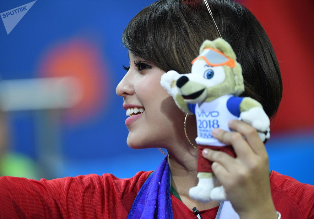 ސްޕެއިން އަދި ޕޯޗުގަލް ކުޅުނު ގްރޫޕް ފިޔަވަހީގެ މެޗުގެ ކުރިން ޕޯޗުގަލްގެ ސަޕޯޓަރަކު މިފަހަރުގެ ވާރލްޑް ކަޕްގެ މެސްކޮޓް ހިފަހައްޓާލައިގެން. މިފަހަރުގެ ވާރލްޑް ކަޕްގެ މެސްކޮޓަކީ ހިޔަޅެއް. މި މެސްކޮޓަށް ދީފައިވާ ނަމަކީ ޒަބިވާކާ-- ފޮޓޯ: ސްޕަޓްނިކް ނިއުސް