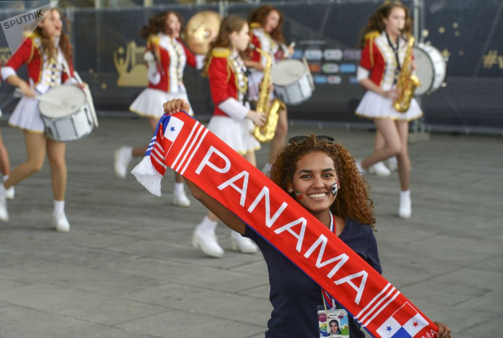 މޮރޮކޯ އަދި އީރާން ގްރޫޕް ފިޔަވަހީގައި ކުޅުނު މެޗުގެ ކުރިން ސަޕޯޓަރެއް ޕެނަމާގެ ސްކާފެއް ހިފަހައްޓާލައިގެން. ބައެއް ސަޕޯޓަރުންނަށް އަމިއްލަ ގައުމު ކުޅޭ މެޗަށް ޓިކެޓް ނުލިބުމުން އެހެން ގައުމުތައް ކުޅޭ މެޗުތަކަށް ވަދެ އަމިއްލަ ގައުމަށް ކުރާ ސަޕޯޓް ދައްކާ. -- ފޮޓޯ: ސްޕަޓްނިކް ނިއުސް