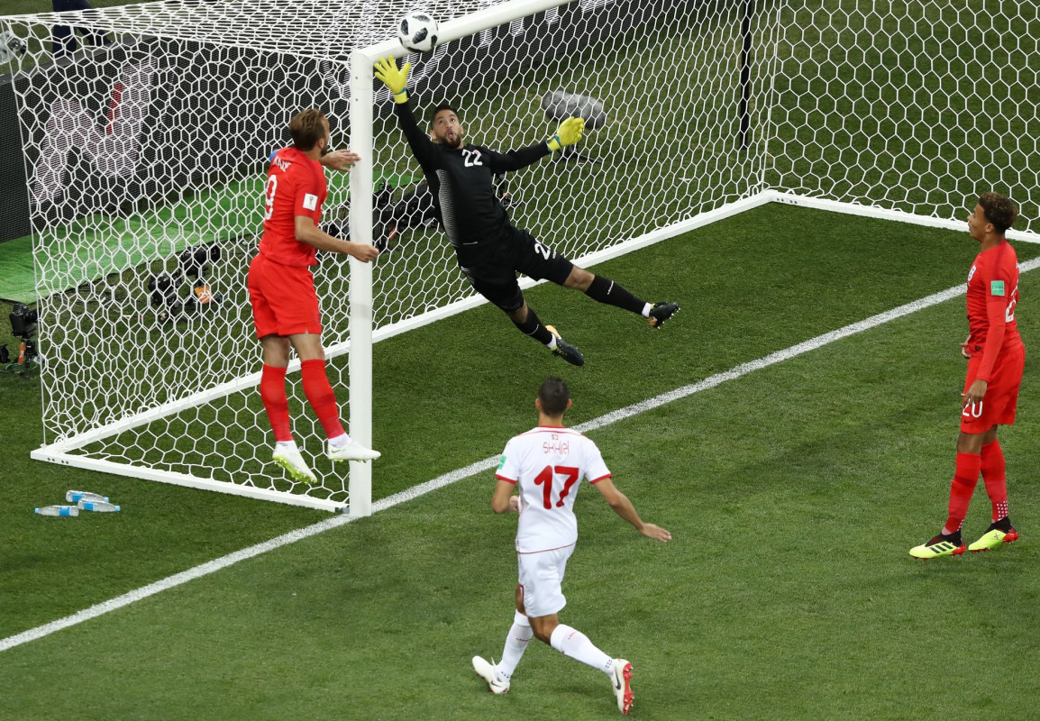 ފީފާ ވާރލްޑް ކަޕްގް ގްރޫޕް ޖީގައި އިނގިރޭސިވިލާތާއި ޓިއުނީޝީއާ ކުޅުނު މެޗުގެ ތެރެއިން އިނގިރޭސިން ފޮނުވާލި ހަމަލާއެއް ޓިއުނީޝިއާގެ ކީޕަރު މުއާޒް ހަސަން ދިފާއުކުރަނީ. މި މެޗުގެ 15 ވަނަ މިނެޓުގައި އަނިޔާވުމުގެ ސަބަބުން އޭނާ ވަނީ ދަނޑުން ބާލާފައި. މި މެޗު 2-1 ގެ ނަތީޖާއަކުން ކާމިޔާބުކުރީ އިނގިރޭސިވިލާތް