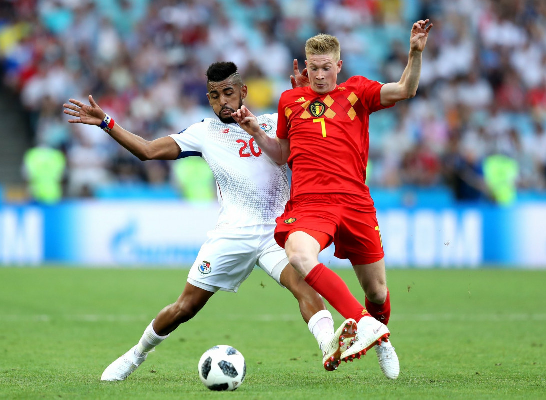 ފީފާ ވާރލްޑް ކަޕްގް ގްރޫޕް ޖީގައި ޕެނަމާ އަދި ބެލްޖިއަމް ބައްދަލުކުރި މެޗުގެ ތެރެއިން ބެލްޖިއަމްގެ ކެވިން ޑެބްރައިން އަދި ޕެނަމާގެ ކުޅުންތެރިޔަކު ބޯޅަ ހޯދުމަށް މަސައްކަތްކުރަނީ. މި މެޗުގައި ޑެބްރައިން މޮޅު ކުޅުމެއް ދެއްކިއިރު އޭނާ ވަނީ އެއް ލަނޑު ޖެހުމަށް އެހީތެރިވެދީފައި. މި މެޗު 3-0 ގެ ނަތީޖާއަކުން ކާމިޔާބުކުރީ ބެލްޖިއަމް.