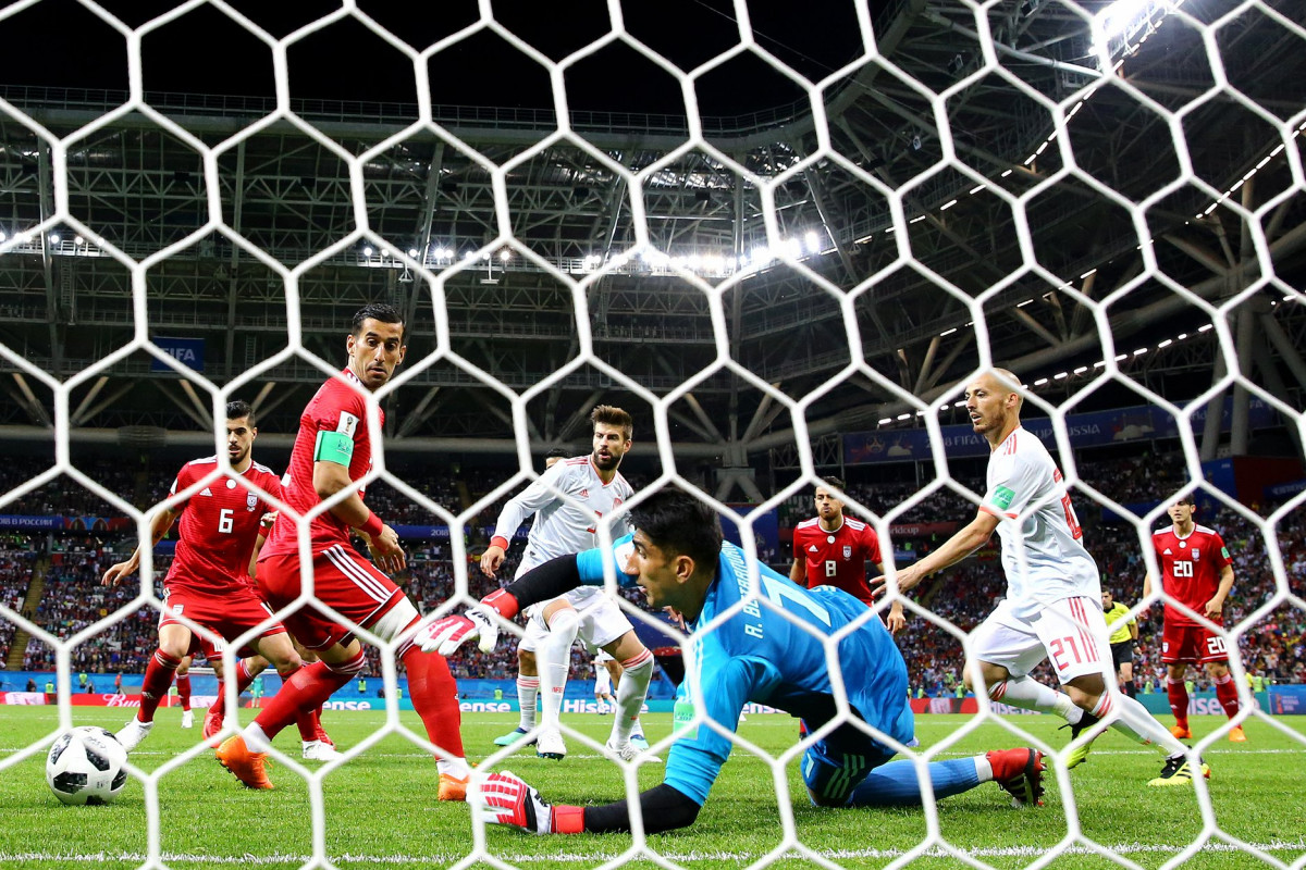 ގްރޫޕް ބީގެ ދެވަނަ މެޗުގައި ސްޕެއިން އަދި އީރާން ކުޅުނު މެޗުގެ ތެރެއިން އީރާންގެ ކީޕަރު ހަމަލާއެއް ދިފާއުކުރަނީ. މި މެޗު 1-0 އިން ކާމިޔާބުކުރީ ސްޕެއިންއެވެ. މި މެޗުގައި ދެ ޓީމުގެ ފަރާތުން ވެސް މޮޅު ކުޅުމެއް ފެނިގެންދިޔައެވެ.