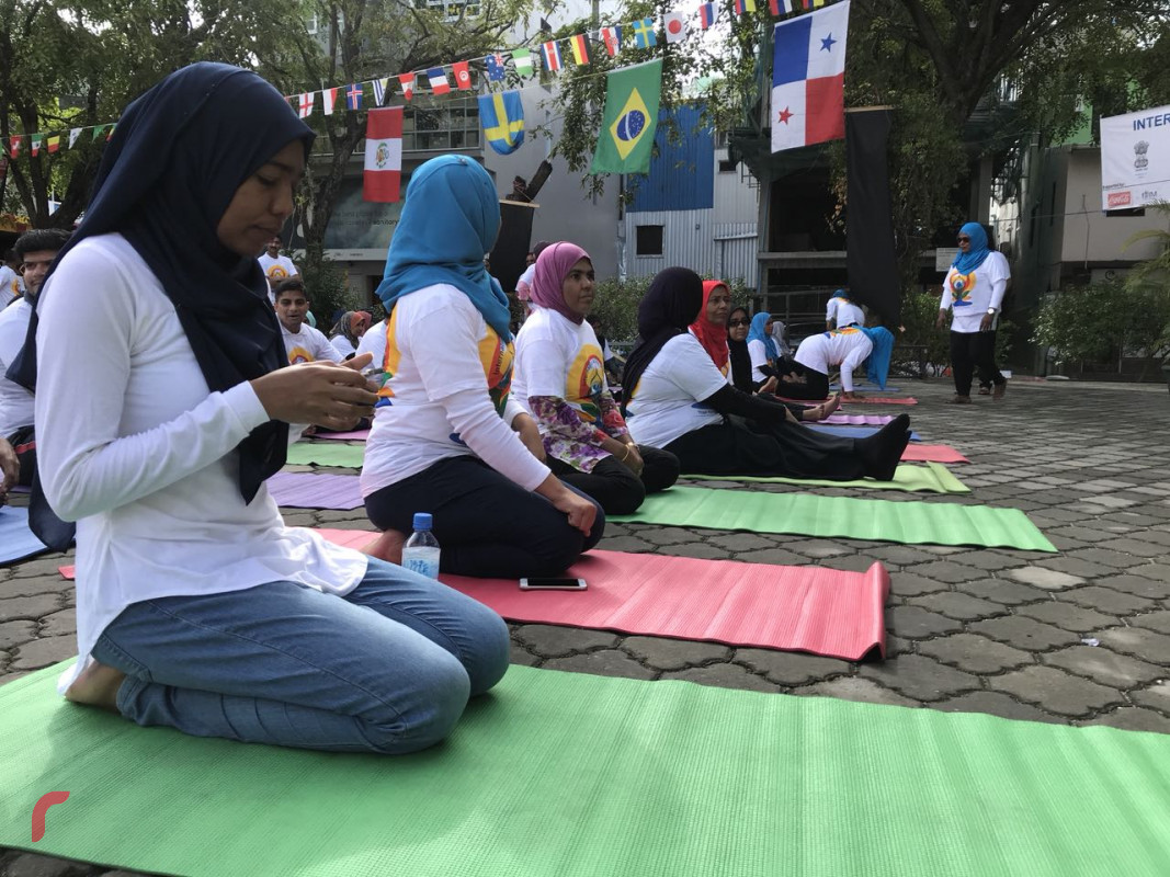 ޖޫން 21، 2018: ބައިނަލްއަގްވާމީ ޔޯގާ ދުވަސް ފާހަގަކުރުމަށް އިންޑިއަން ކަލްޗަރަލް ސެންޓަރުގެ ފަރާތުން އިންތިޒާމުކޮށްގެން ސޯޝަލް ސެންޓަރުގައި ކުރިޔަށް ގެންދިޔަ ހަރަކާތްތަކުގެ ތެރެއިން. މި ހަރަކާތްތަކުގައި ގިނަ އަދަދެއްގެ މީހުން ބައިވެރިވިއިރު ޔޯގާއަކީ ދިވެހިންގެ މެދުގައި ވެސް މަގޫބުލޫ ކަސްރަތެއް.