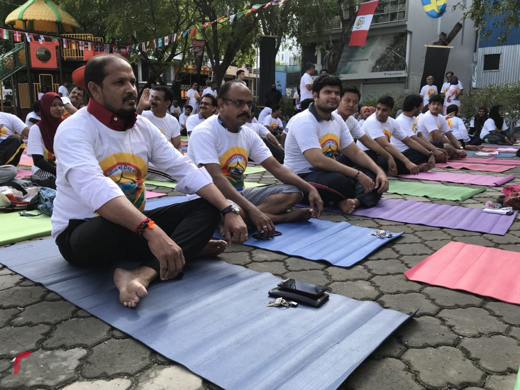 ޖޫން 21، 2018: ބައިނަލްއަގްވާމީ ޔޯގާ ދުވަސް ފާހަގަކުރުމަށް އިންޑިއަން ކަލްޗަރަލް ސެންޓަރުގެ ފަރާތުން އިންތިޒާމުކޮށްގެން ސޯޝަލް ސެންޓަރުގައި ކުރިޔަށް ގެންދިޔަ ހަރަކާތްތަކުގެ ތެރެއިން. މި ހަރަކާތްތަކުގައި ގިނަ އަދަދެއްގެ މީހުން ބައިވެރިވިއިރު ޔޯގާއަކީ ދިވެހިންގެ މެދުގައި ވެސް މަގޫބުލޫ ކަސްރަތެއް.