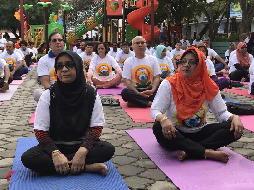 ޖޫން 21، 2018: ބައިނަލްއަގްވާމީ ޔޯގާ ދުވަސް ފާހަގަކުރުމަށް އިންޑިއަން ކަލްޗަރަލް ސެންޓަރުގެ ފަރާތުން އިންތިޒާމުކޮށްގެން ސޯޝަލް ސެންޓަރުގައި ކުރިޔަށް ގެންދިޔަ ހަރަކާތްތަކުގެ ތެރެއިން. މި ހަރަކާތްތަކުގައި ގިނަ އަދަދެއްގެ މީހުން ބައިވެރިވިއިރު ޔޯގާއަކީ ދިވެހިންގެ މެދުގައި ވެސް މަގޫބުލޫ ކަސްރަތެއް.