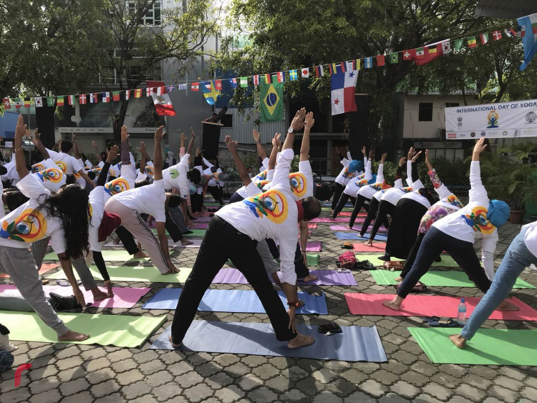 ޖޫން 21، 2018: ބައިނަލްއަގްވާމީ ޔޯގާ ދުވަސް ފާހަގަކުރުމަށް އިންޑިއަން ކަލްޗަރަލް ސެންޓަރުގެ ފަރާތުން އިންތިޒާމުކޮށްގެން ސޯޝަލް ސެންޓަރުގައި ކުރިޔަށް ގެންދިޔަ ހަރަކާތްތަކުގެ ތެރެއިން. މި ހަރަކާތްތަކުގައި ގިނަ އަދަދެއްގެ މީހުން ބައިވެރިވިއިރު ޔޯގާއަކީ ދިވެހިންގެ މެދުގައި ވެސް މަގޫބުލޫ ކަސްރަތެއް. މިއަހަރުގެ ޔޯގާ ދުވަހުގެ ޝިއާރަކީ "ޔޯގާ ފޮރ ޕީސް" އެވެ.