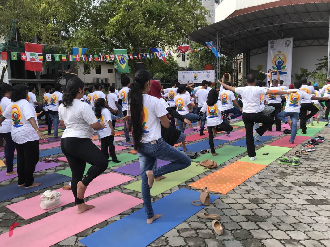 ޖޫން 21، 2018: ބައިނަލްއަގްވާމީ ޔޯގާ ދުވަސް ފާހަގަކުރުމަށް އިންޑިއަން ކަލްޗަރަލް ސެންޓަރުގެ ފަރާތުން އިންތިޒާމުކޮށްގެން ސޯޝަލް ސެންޓަރުގައި ކުރިޔަށް ގެންދިޔަ ހަރަކާތްތަކުގެ ތެރެއިން. މި ހަރަކާތްތަކުގައި ގިނަ އަދަދެއްގެ މީހުން ބައިވެރިވިއިރު ޔޯގާއަކީ ދިވެހިންގެ މެދުގައި ވެސް މަގޫބުލޫ ކަސްރަތެއް.