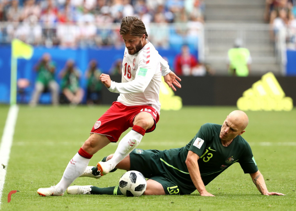 ގްރޫޕް ސީގައި ޑެންމާކް އަދި އޮސްޓްރޭލިއާ ކުޅުނު މެޗުގެ ތެރެއިން ދެ ކުޅުންތެރިޔަކު ބޯޅަ ހޯދުމަށް މަސައްކަތްކުރަނީއެވެ. މި މެޗު ނިމިފައިވަނީ 1-1 ގެ ނަތީޖާއަކުން އެއްވަރުވެގެންނެވެ. މި މެޗުގައި ޑެންމާކުން ޖެހި ލަނޑު ކްރިސްޓިއަން އެރިކްސެން ޖެހިއިރު އޮސްޓްރޭލިއާގެ ލަނޑު ޖެހީ މައިލް ޔެޑިނާކްއެވެ.