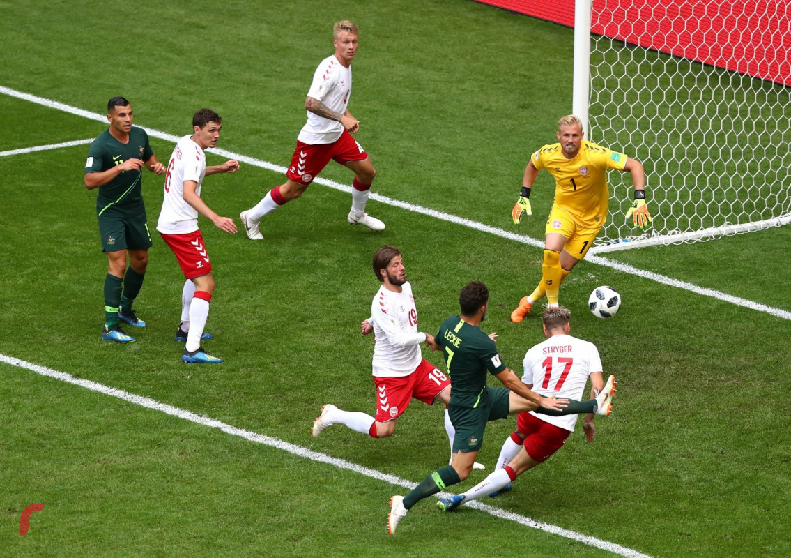 ގްރޫޕް ސީގައި ޑެންމާކް އަދި އޮސްޓްރޭލިއާ ކުޅުނު މެޗުގެ ތެރެއިން އޮސްޓްރޭލިއާއިން ނެގި ކޯނަރެއް ޑެންމާކްގެ ކުޅުންތެރިޔަކު ދިފާއުކުރަނީއެވެ. މި މެޗު ނިމިފައިވަނީ 1-1 ގެ ނަތީޖާއަކުން އެއްވަރުވެގެންނެވެ. މި މެޗުގައި ޑެންމާކުން ޖެހި ލަނޑު ކްރިސްޓިއަން އެރިކްސެން ޖެހިއިރު އޮސްޓްރޭލިއާގެ ލަނޑު ޖެހީ މައިލް ޔެޑިނާކްއެވެ.