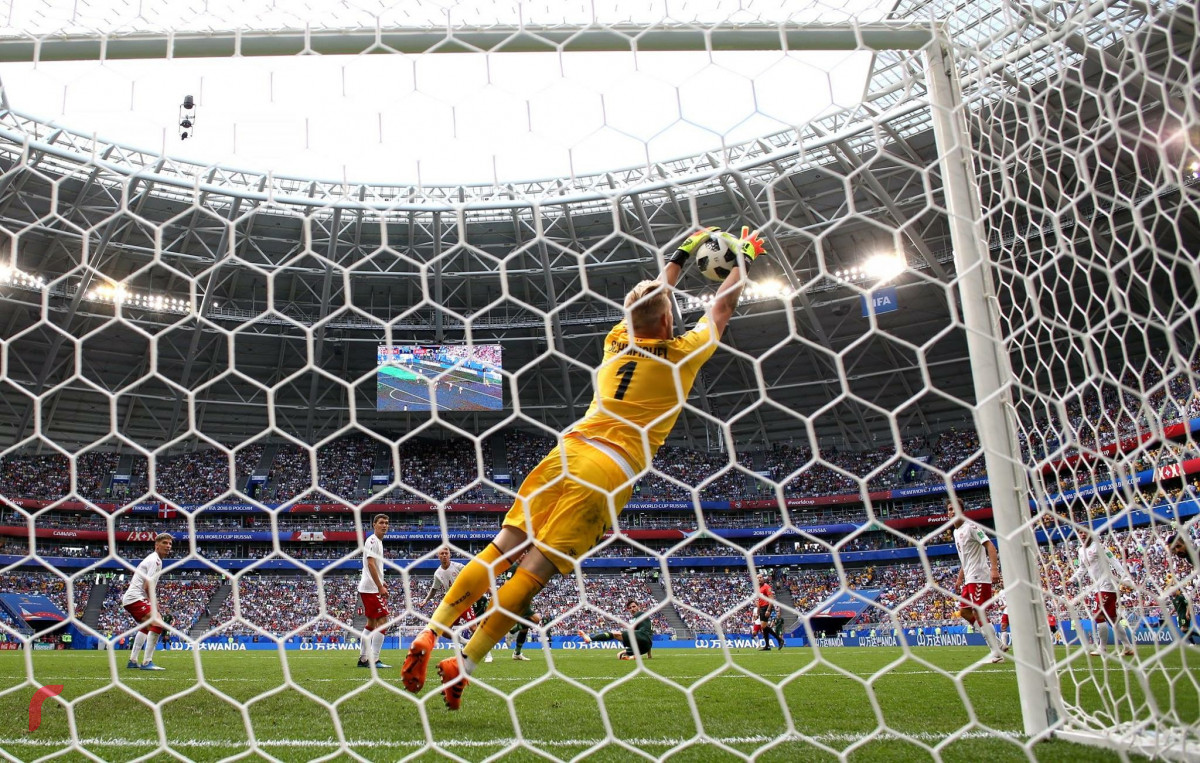 ގްރޫޕް ސީގައި ޑެންމާކް އަދި އޮސްޓްރޭލިއާ ކުޅުނު މެޗުގެ ތެރެއިން ޑެންމާކްގެ ކީޕަރު ކެސްޕަރ ޝްމައިކެލް އޮސްޓްރޭލިއާގެ ހަމަލާއެއް ދިފާއުކުރަނީއެވެ. އޭނާ އެންމެފަހުން ކުޅުނު ފަސް މެޗުގައި ވަނީ ލަނޑެއް ވަނަ ނުދީ ހިފަހައްޓާފައެވެ. މި މެޗު ނިމިފައިވަނީ 1-1 ގެ ނަތީޖާއަކުން އެއްވަރުވެގެންނެވެ.