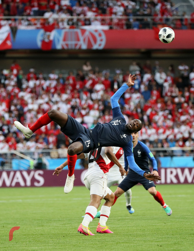 ގްރޫޕް ސީގައި ފްރާންސް އަދި ޕެރޫ ކުޅުނު މެޗުގެ ތެރެއިން ފްރާންސްގެ ބްލެއިޒް މަޓުއިޑީއަށް ޕެރޫގެ ކުޅުންތެރިޔަކު ފައުލް ކުރަނީއެވެ. މި މެޗުގައި ޕެރޫގެ ކުޅުންތެރިންގެ ފަރާތުން ވެސް ރަނގަޅު ކުޅުމެއް ފެނިގެންދިޔަ ނަމަވެސް އެކުޅުންތެރިންނަށް މި ފުރުސަތުތަކުގެ ބޭނުން ހިފިފައެއް ނުވެއެވެ. މި ދެ ޓީމު މީގެކުރިން މެޗެއް ކުޅެފައިވަނީ 1982 ވަނަ އަހަރުއެވެ.