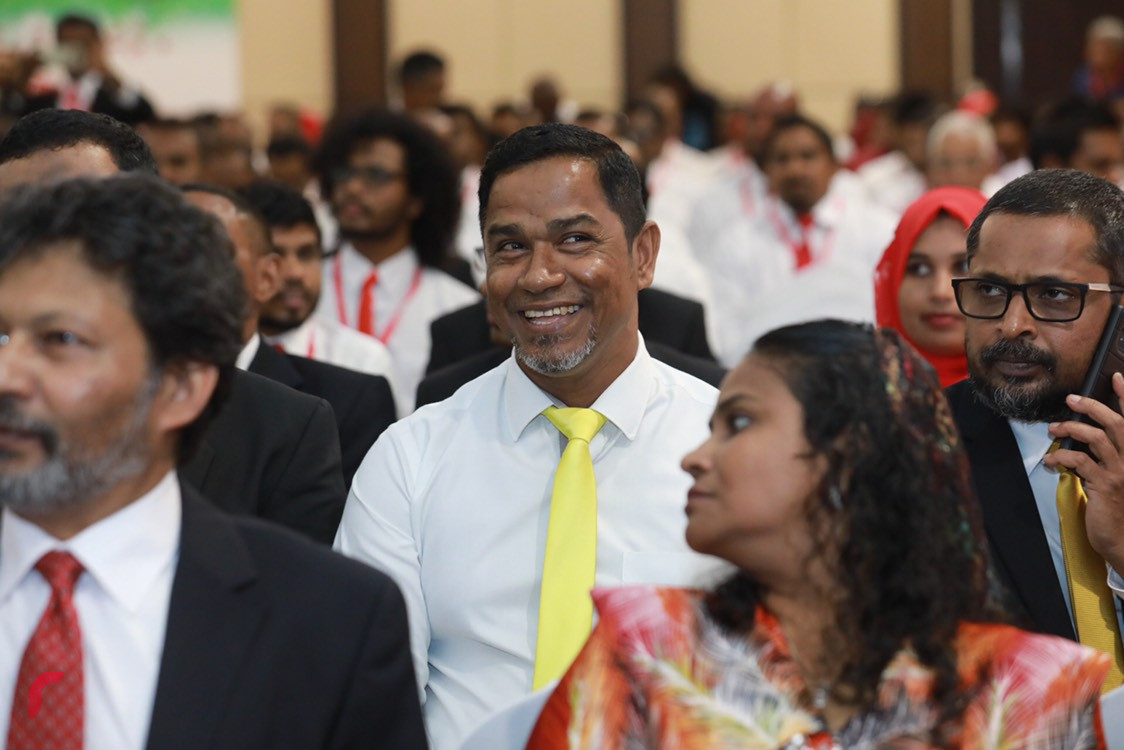 ޖޫން 22، 2018: ޖުމްހޫރީ ޕާޓީގެ ކޮންގްރެސް ހުޅުވުމަށް ބޭއްވި ރަސްމިއްޔާތުގައި ރައްޔިތުންގެ މަޖިލީހުގެ ވައިކަރަދޫ ދާއިރާގެ މެމްބަރު މުޙައްމަދު ނާޒިމް ބައިވެރިވެވަޑައިގަންނަވަނީ. ކޮންގްރެސް ފެށުމަށް ބޭއްވި ރަސްމިއްޔާތުގައި ގުޅިފައިވާ ޕާޓީތަކަށް ނިސްބަތްވެވަޑައިގަންނަވާ ގިނަ އަދަދެއްގެ ބޭފުޅުން ބައިވެރިވެވަޑައިގަތް.