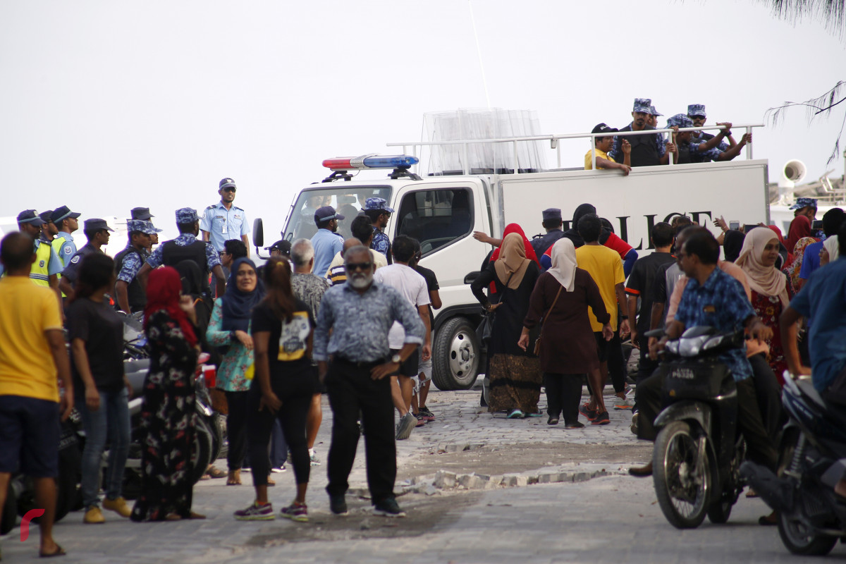 އެ ހަރަކާތުގެ ބައެއް ބައިވެރިން އެކި ދިމަދިމާލަށް ހިނގައިގަތެވެ. އަދި އެހެން ބައިވެރިން ހަރަކާތް ކުރިއަށް ގެންދިއުމުގެ ގޮތުން މާލޭގެ މަގުތަކުގައި ދުވުން ކުރިއަށް ގެންދިޔައެވެ