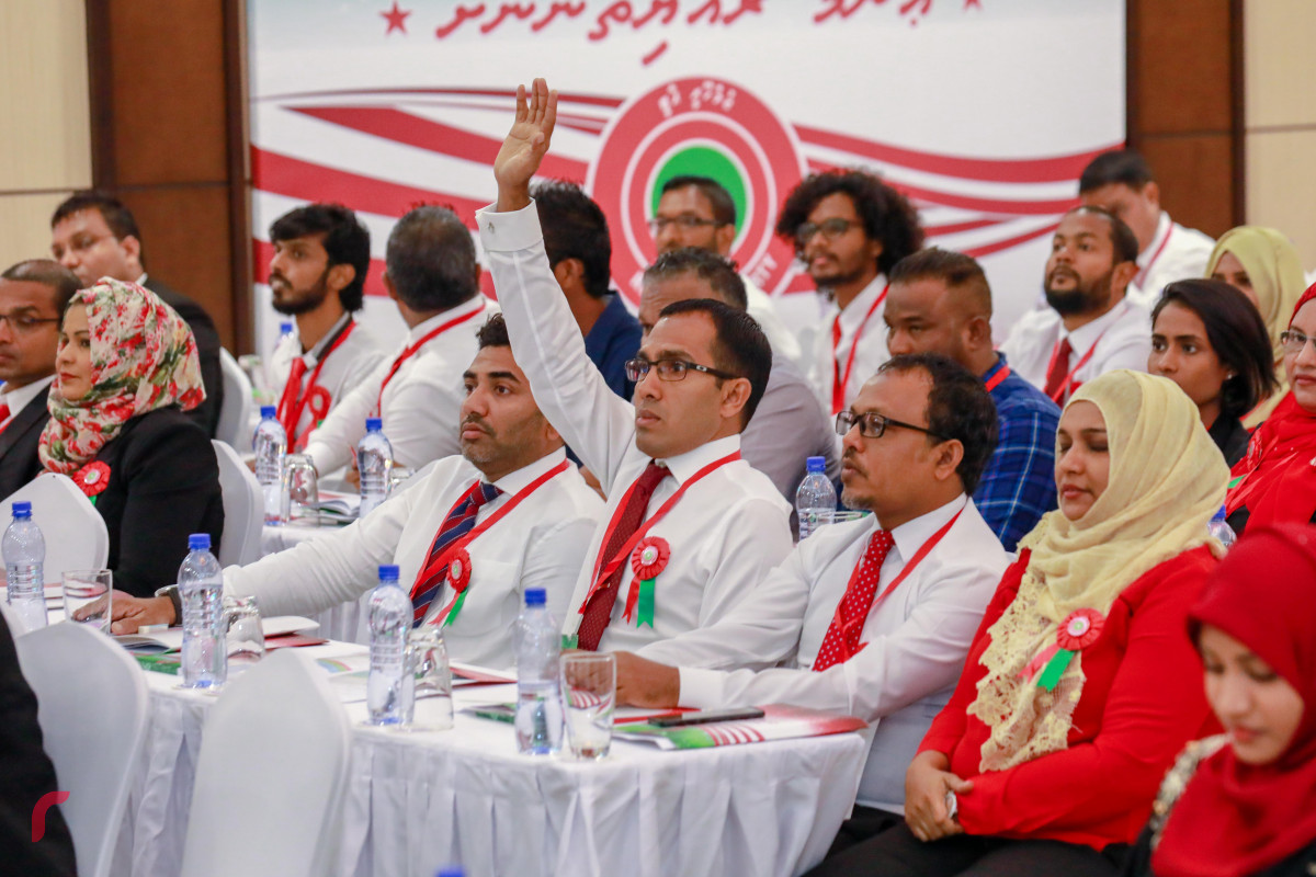 ޖޫން 22، 2018: ޖުމްހޫރީ ޕާޓީގެ ކޮންގްރެސްގެ ތެރެއިން. އެ ޕާޓީގެ އިސް ސަފުގައި ޕާޓީއާއި އަލަށް ގުޅިވަޑައިގަތް ގިނަ ބޭފުޅުންތަކެއް ހިމެނިވަޑައިގަންނަވާ.