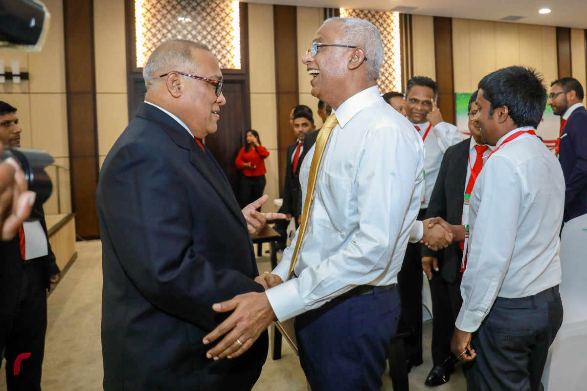 ޖޫން 22، 2018: ޖުމްހޫރީ ޕާޓީގެ ކޮންގްރެސް ހުޅުވުމުގެ ރަސްމިއްޔާތުގައި ބައިވެރިވެވަޑައިގަތުމަށް އެމްޑީޕީގެ ޕާލިމެންޓަރީ ގްރޫޕްގެ ލީޑަރު އިބްރާހިމް މުހައްމަދު ސޯލިހް (އިބޫ) ވަޑައިގަތުމުން ޖުމްހޫރީ ޕާޓީގެ ކުރީގެ ނާއިބު ލީޑަރު އަބްދުﷲ ކަމާލުއްދީން އިބޫއަށް މަރުހަބާ ދަންނަވަނީ