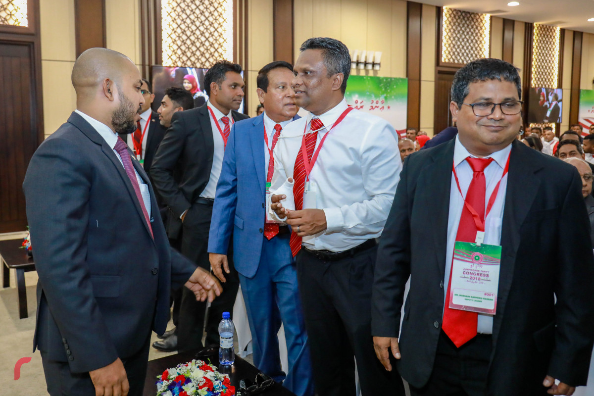 ޖޫން 22، 2018: ޖުމްހޫރީ ޕާޓީގެ ކޮންގްރެސްގެ ތެރެއިން - ޕާޓީގެ ނާއިބް ލީޑަރު ޑރ ހުސައިން ރަޝީދު ހަސަން (ކ) އާއި ޕާޓީގެ ލީޑަރު ޤާސިމް އިބްރާހިމްގެ އެޑްވައިޒަރުގެ މަޤާމަށް ދާދިފަހުން އައްޔަންކުރި އާދަމް އާޒިމް (ކ،2) އަދި ރައްޔިތުންގެ މަޖިލީހުގެ މަތިވެރި ދާއިރާގެ މެމްބަރު ހުސައިން މުހައްމަދު (ކ،3)، ރައްޔިތުންގެ މަޖިލީހުގެ މަޑުއްވަރީ ދާއިރާގެ މެންބަރު މުޙައްމަދު އަމީތު (ވ) އާއި އެކު
