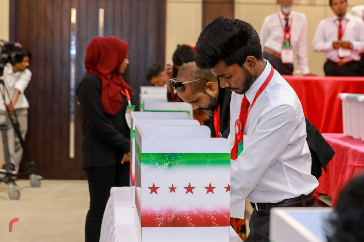 ޖޫން 22، 2018: ޖުމްހޫރީ ޕާޓީގެ ކޮންގްރެސްގެ ތެރެއިން ކޮންގްރެސްގެ މަންދޫބަކު ވޯޓް ލައްވަނީ. މި ކޮންގްރެސްގައި ޖުމްލަ 400 މަންދޫބުން ބައިވިއިރު 30 މަޤާމަކަށް ބޭފުޅުން އިންތިޚާބު ކޮށްފައިވޭ.