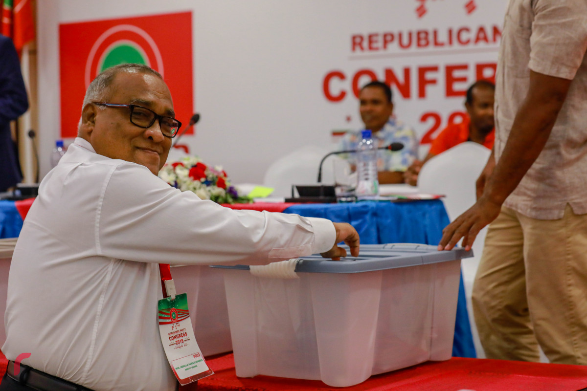 ޖޫން 22، 2018: ޖުމްހޫރީ ޕާޓީގެ ކޮންގްރެސްގެ ތެރެއިން އެޕާޓީގެ ކުރިގެ ނާއިބު ލީޑަރު އަބްދުﷲ ކަމާލުއްދީން ވޯޓް ލައްވަނީ. ވޯޓުލުން ކުރިއަށް ދަނިކޮށް، ވޯޓް ކަރުދާސްތަކުގައި މައްސަލަ ޖެހިގެން ވޯޓް ލުން މެދުކަނޑާލި ނަމަވެސް އަލުން ވޯޓް ކަރުދާސް ޕްރިންޓް ކޮށްގެން ވޯޓްލުން ވަނީ ކުރިއަށް ގެންގޮސްފަ.