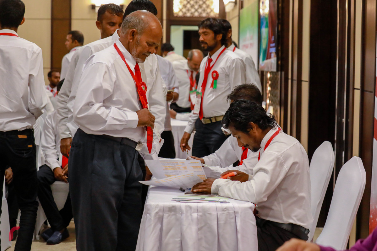 ޖޫން 22، 2018: ޖުމްހޫރީ ޕާޓީގެ ކޮންގްރެސްގެ ތެރެއިން މަންދޫބަކު ވޯޓް ލުމަށް ތައްޔާރުވަނީ. މި އިންތިޚާބުގައި ޕާޓީގެ ރައީސްކަމަށް އިންތިޚާބުކޮށްފައިވަނީ އެމްޑީޕީގެ ކުރީގެ ޗެއާޕަރސަން އަލީ ވަޙީދު.