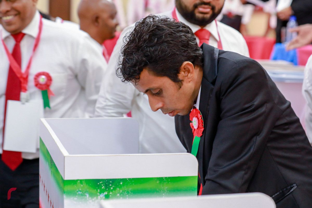 ޖޫން 22، 2018:ޖުމްހޫރީ ޕާޓީގެ ކޮންގްރެސްގެ ތެރެއިން އެޕާޓީގެ ޗީފް ސްޕޯކްސްޕަރސަން އަލީ ސޯލިހް ވޯޓް ލައްވަނީ. ޕާޓީގެ ސްޕޯކްސްޕަރސަންގެ މަޤާމުގައި ހުންނަވަނިކޮށް ޕާޓީގެ ޗީފް ސްޕޯކްސްޕަރސަން ކަމަށް އަލީ އައްޔަން ކުރީ ކޮންގްރެސް ފަށަން ހަފްތާއެއްހާ ދުވަހަށް ވެފައިވަނިކޮށް.