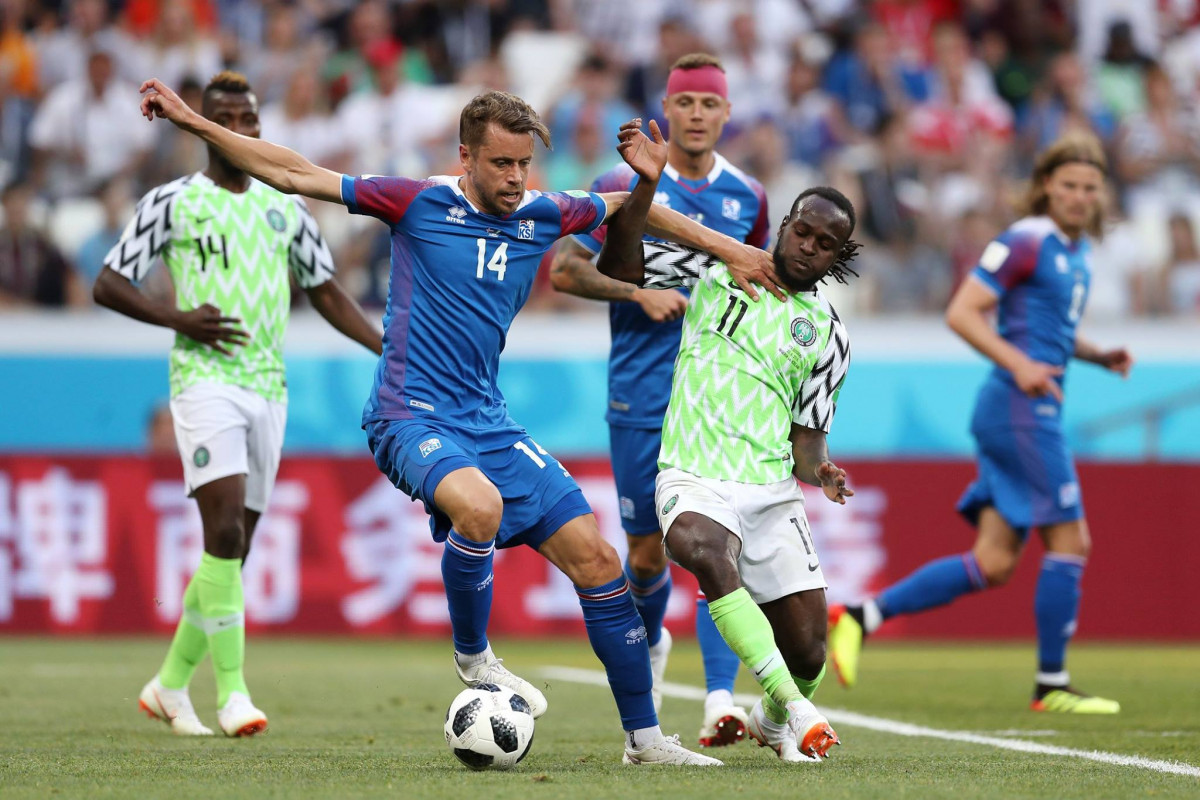 ގްރޫޕް ޑީގެ މެޗުގައި ނައިޖީރިއާ އަދި އައިސްލޭންޑް ކުޅުނު މެޗުގެ ތެރެއިން ނައިޖީރިއާގެ ވިކްޓަރ މޯސެސް އަތުން އައިސްލޭންޑްގެ ކުޅުންތެރިޔަކު ބޯޅަ ހޯދަނީއެވެ. މި މެޗު 2-0 ގެ ނަތީޖާއަކުން ކާމިޔާބުކުރީ ނައިޖީރިއާއެވެ. އައިސްލޭންޑް އަދި ނައިޖީރިއާގެ މެދުގައި މީގެކުރިން މެޗެއް ކުޅެފައިވަނީ 1981 ވަނަ އަހަރުއެވެ. އެފަހަރުގެ މެޗު 3-0 އިން ކާމިޔާބުކުރީ އައިސްލޭންޑެވެ.