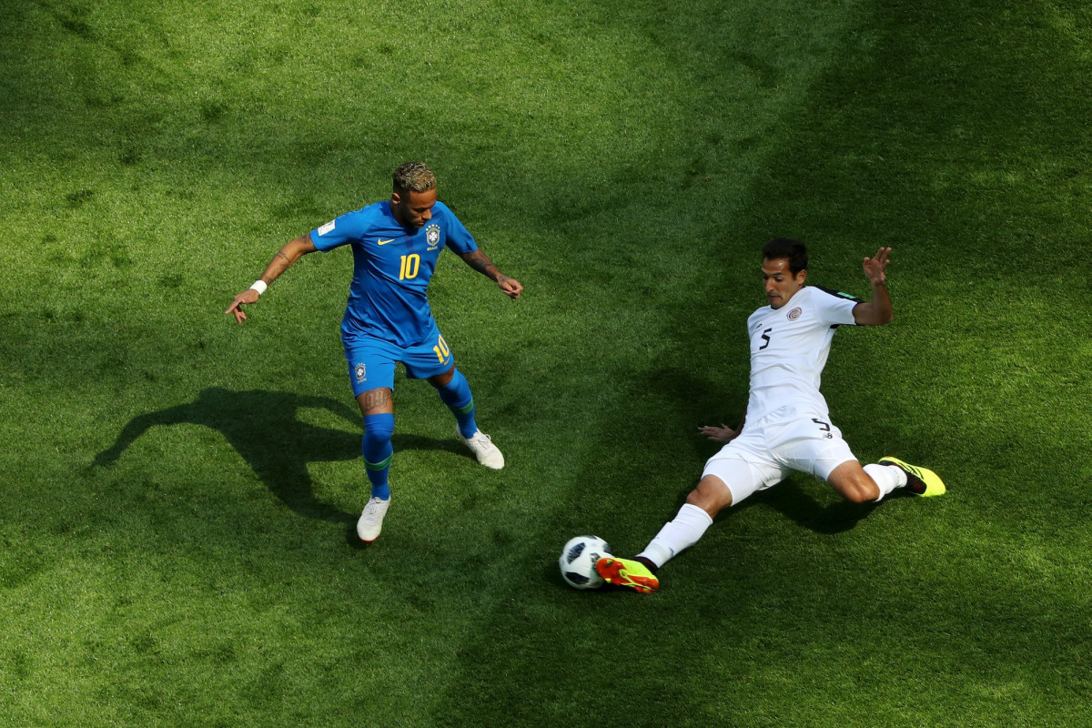 ގްރޫޕް އީގެ ފުރަތަމަ މެޗުގައި ބްރެޒިލް އަދި ކޮސްޓަ ރިކާ ކުޅުނު މެޗުގެ ތެރެއިން ބްރެޒިލްގެ ނޭމާ އަތުން ބޯޅަ ހޯދުމަށް ކޮސްޓަ ރިކާގެ ކުޅުންތެރިޔަކު މަސައްކަތްކުރަނީއެވެ. މި މެޗު 2-0 ގެ ނަތީޖާއަކުން ކާމިޔާބުކުރީ ބްރެޒިލްއެވެ. މި މެޗުގައި ބްރެޒިލްއިން ޖެހި ދެވަނަ ލަނޑު ޖެހީ ނޭމާ ކަމަށްވާއިރު ނޭމާ ވެގެންދިޔައީ ބްރެޒިލްގެ ތާރީހުގައި ވެސް އެޓީމަށް ތިންވަނައަށް އެންމެ ގިނަ ލަނޑު ޖަހައިދިން ކުޅުންތެރިޔާއަށެވެ. އޭނާ ވަނީ ބްރެޒިލްގެ ގައުމީ ޓީމަށް 56 ލަނޑު ޖަހާފައެވެ.