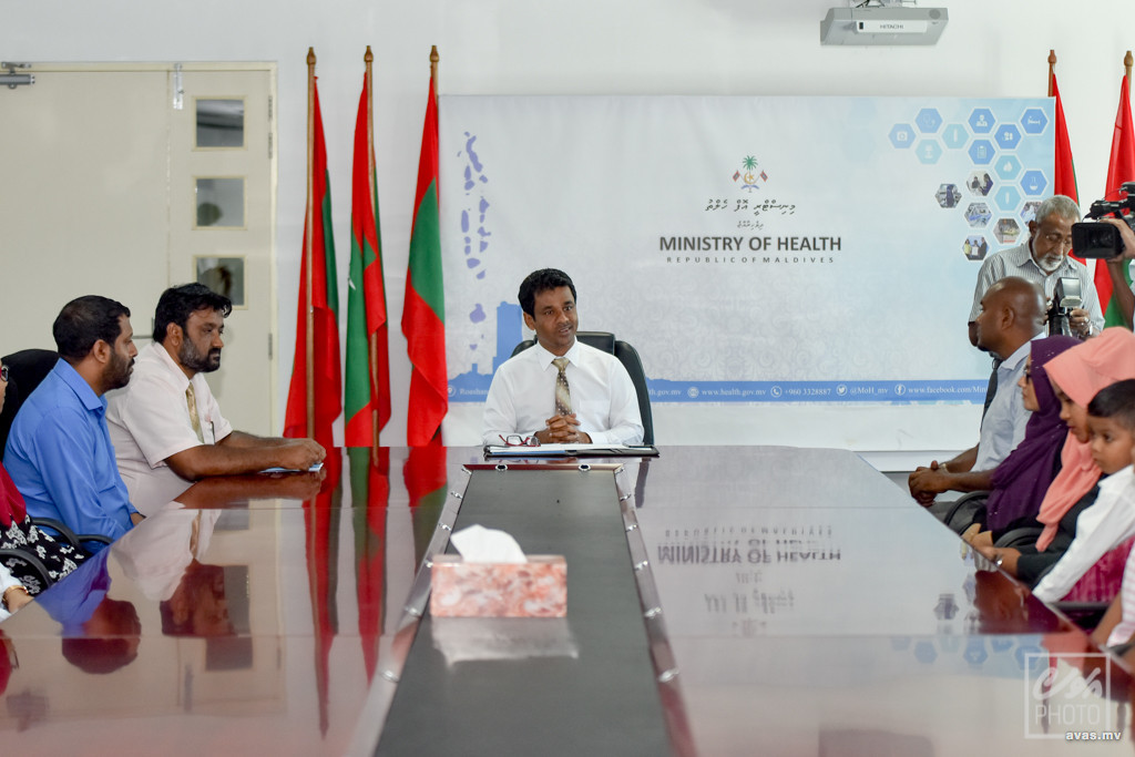 ބޯންމެރޯ ހެދުމަށް ފުރުމަށް ހަމަޖެހިފައިވާ ކުދިންނާއި ބެލެނިވެރިންނާ ހެލްތު މިނިސްޓަރ ބައްދަލު ކުރައްވަނީ