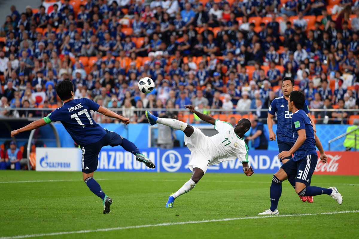 ގްރޫޕް އެޗްގައި ޖަޕާން އަދި ސެނެގާލް ކުޅުނު މެޗުގެ ތެރެއިން ޖަޕާންގެ އޭރިއާ ތެރެއިން ހަމަލާއެއް ފޮނުވާލުމަށް ސެނެގާލްގެ ކުޅުންތެރިޔަކު މަސައްކަތްކުރަނީއެވެ. މި މެޗު ނިމިފައިވަނީ 2-2 ގެ ނަތީޖާއަކުން އެއްވަރުވެގެންނެވެ. މިއީ ޖަޕާނާއި ސެނެގާލްއާއި ދެމެދު ކުޅެވުނު ހަތަރުވަނަ މެޗަށްވާއިރު މިއީ 2003 ވަނަ އަހަރުގެ ފަހުން މި ދެ ޓީމު ބައްދަލުކުރި ފުރަތަމަ މެޗެވެ.